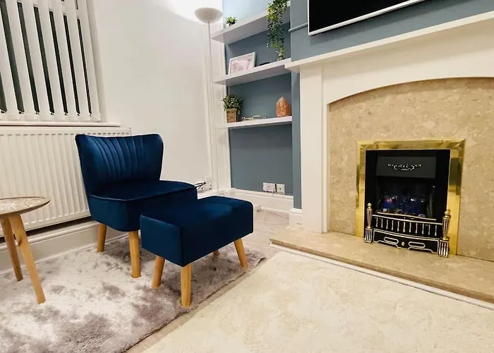 King-Size Bed En- Suit, Luxury Refurbished Home