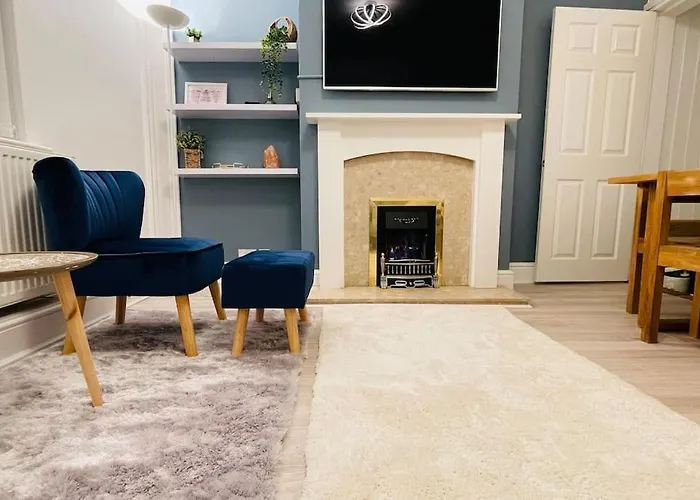 King-Size Bed En- Suit, Luxury Refurbished Home