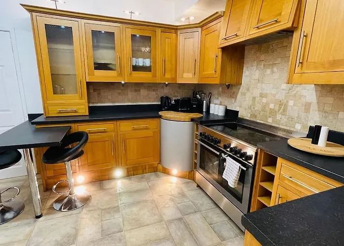 King-Size Bed En- Suit, Luxury Refurbished Home