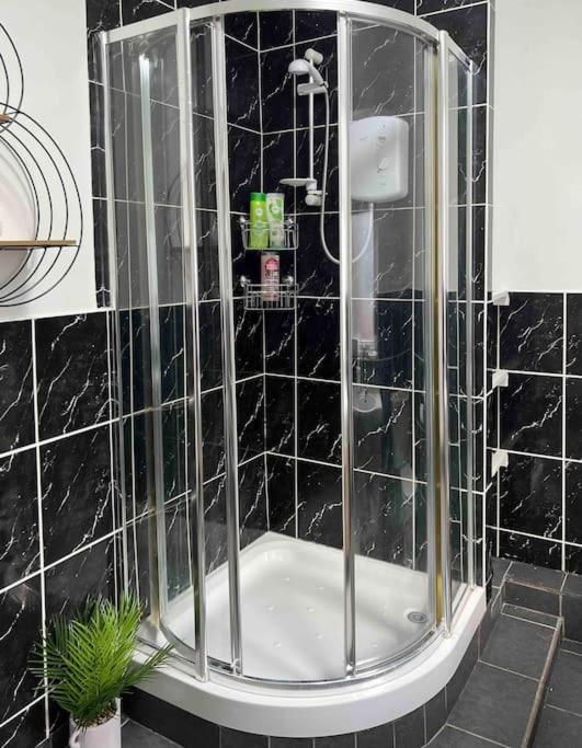 King-size Bed En- Suit, Luxury Refurbished Apartment *