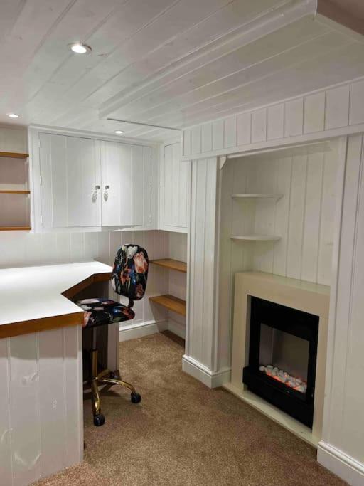 King-size Bed En- Suit, Luxury Refurbished Apartment *