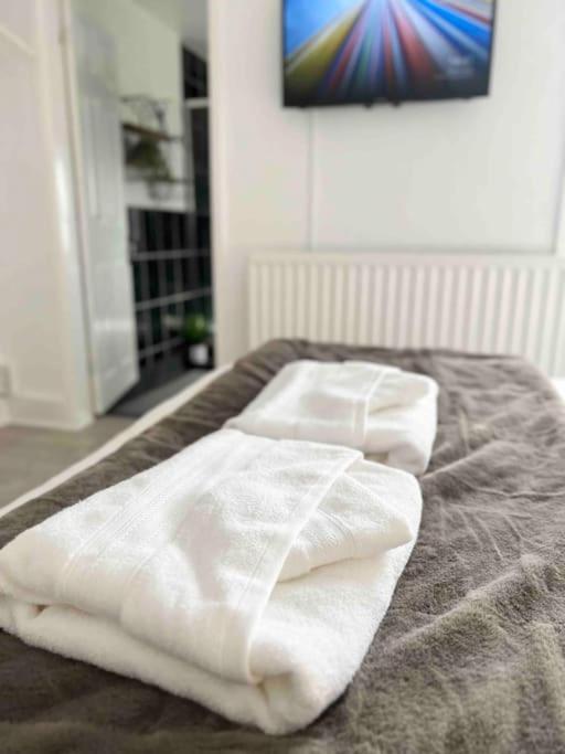 Apartment King-size Bed En- Suit, Luxury Refurbished Balderton