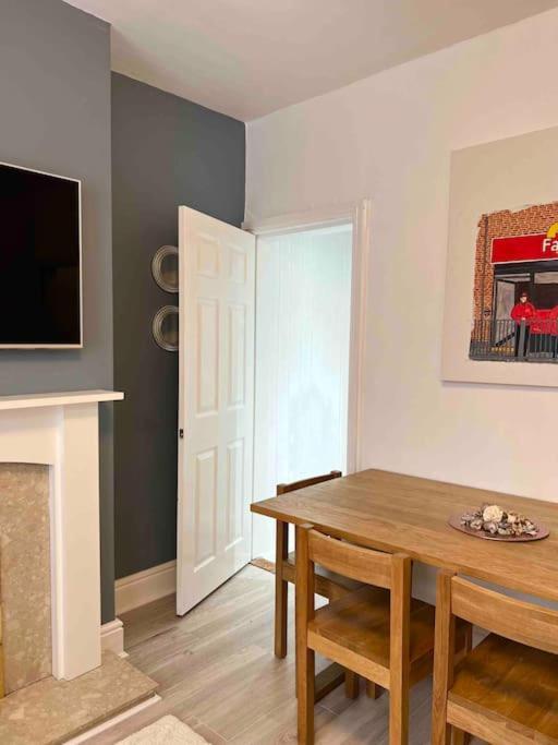 King-size Bed En- Suit, Luxury Refurbished Apartment Balderton