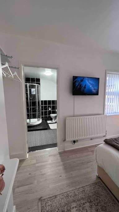 King-size Bed En- Suit, Luxury Refurbished Balderton