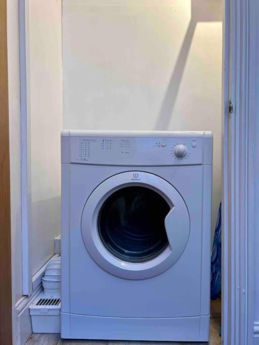 King-size Bed En- Suit, Luxury Refurbished Apartment