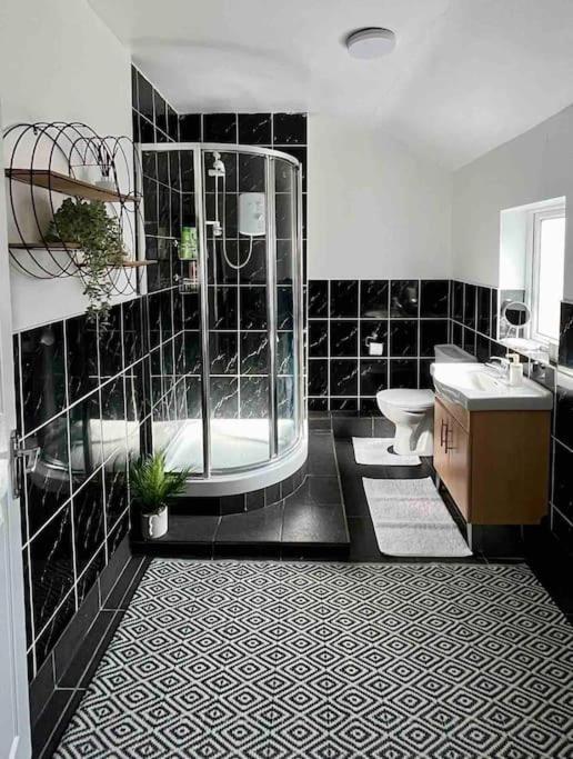 King-size Bed En- Suit, Luxury Refurbished Apartment *