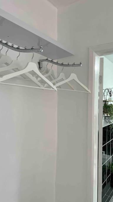 King-size Bed En- Suit, Luxury Refurbished Apartment Balderton