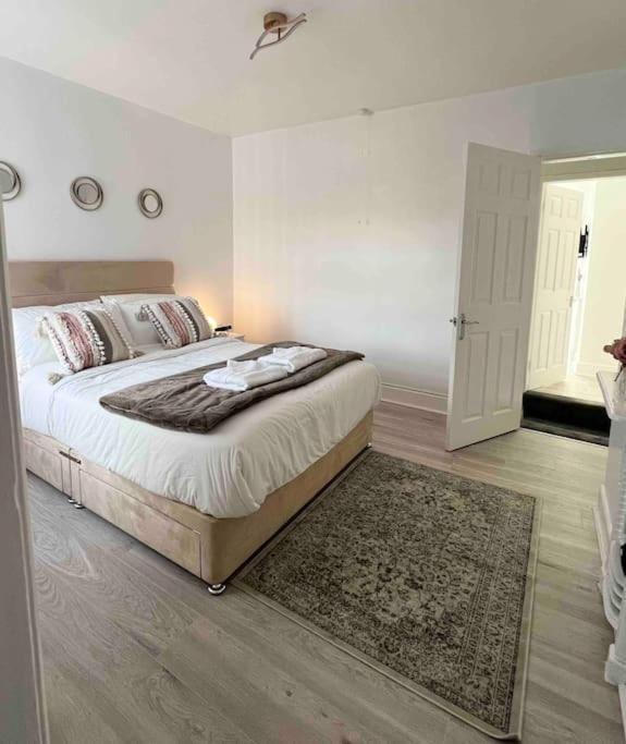 King-size Bed En- Suit, Luxury Refurbished * Balderton