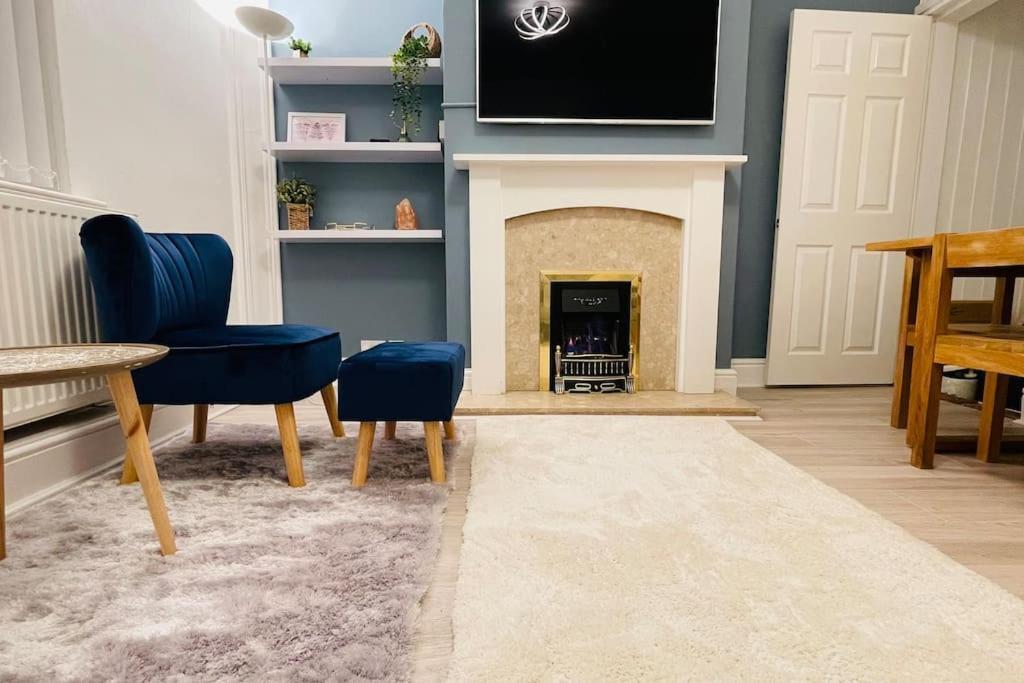 King-size Bed En- Suit, Luxury Refurbished Apartment *